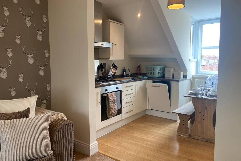Upper 2 Bedroom Apartment In The Heart Of Jesmond Newcastle-upon-Tyne Extérieur photo