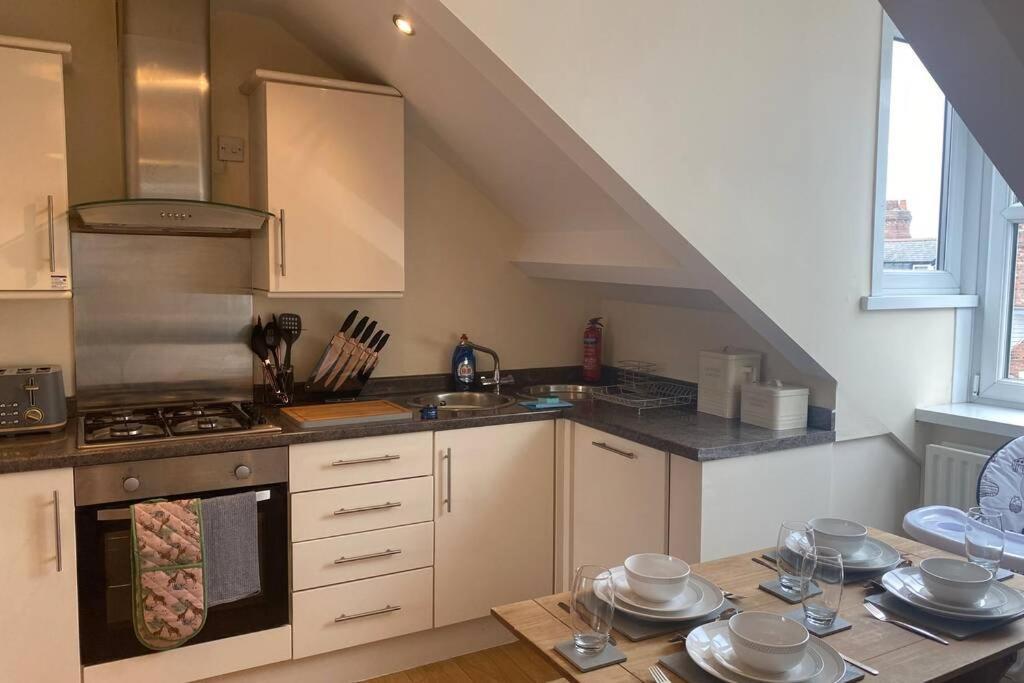 Upper 2 Bedroom Apartment In The Heart Of Jesmond Newcastle-upon-Tyne Extérieur photo